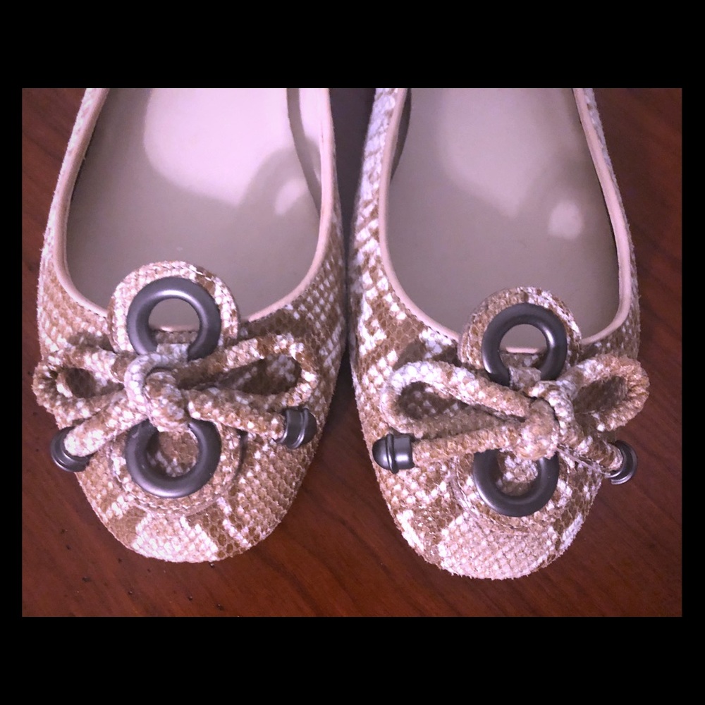 Elie Tahari White & Beige Ballet Flats